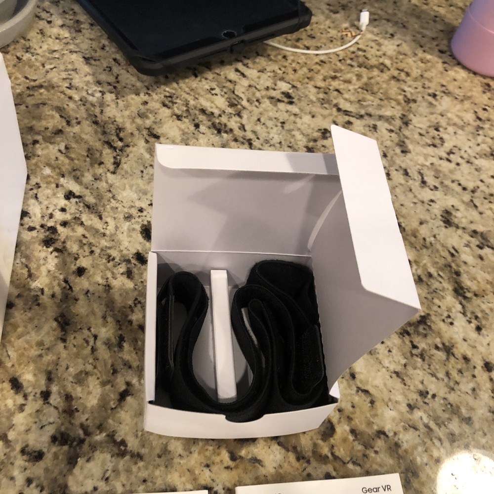 SAMSUNG GEAR VR POWERED BY OCULUS SM-R323