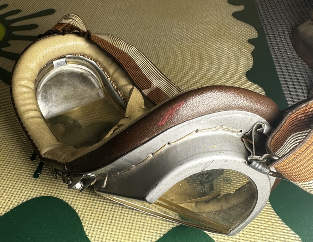 VINTAGE STADIUM MOTORCYCLE / PILOT'S GOGGLES