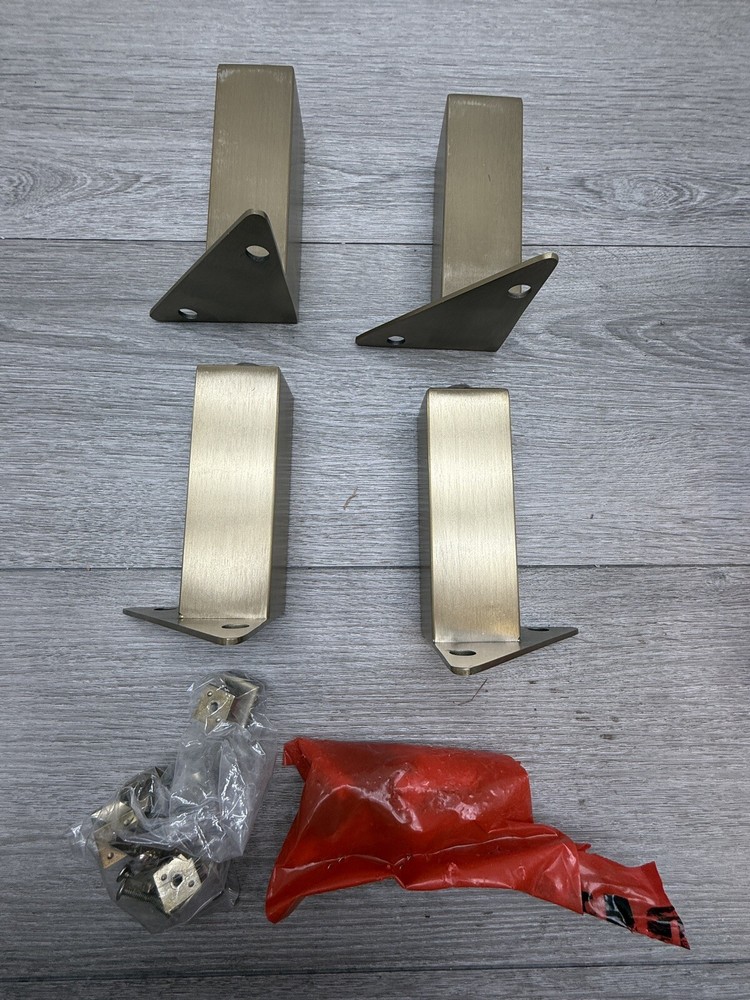James Martin Vanities P305V48LGKNCB Chicago Knobs & Legs Set Brass *Used*