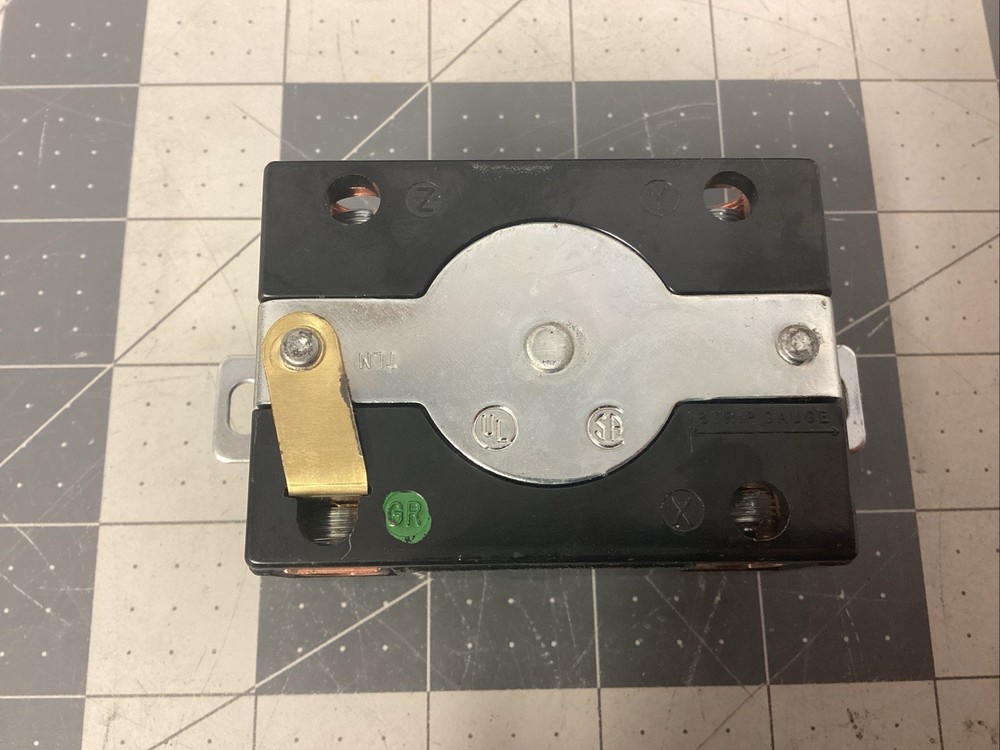 Hubbell Locking Receptacle (LQS35G)