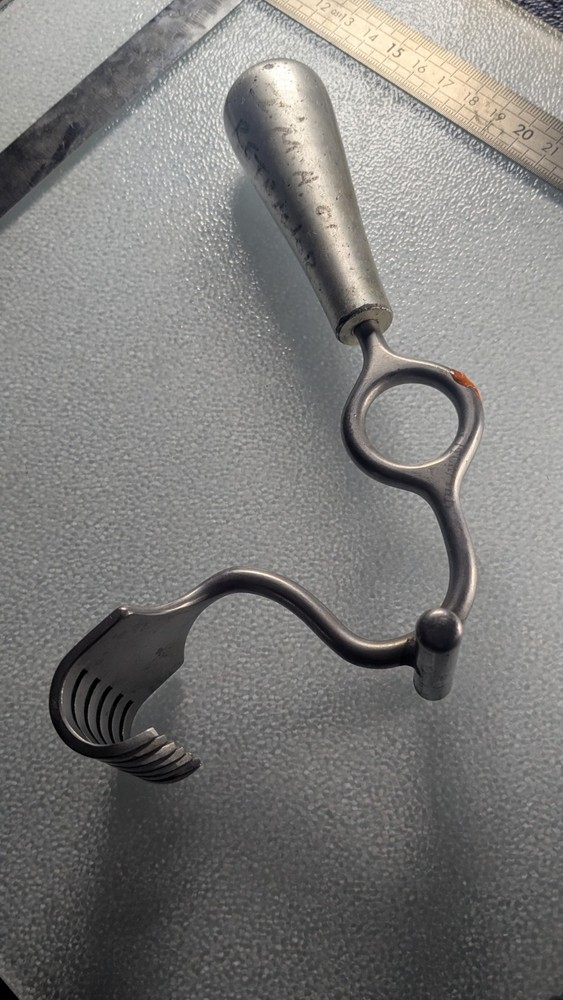 Curved Sternal Retractor