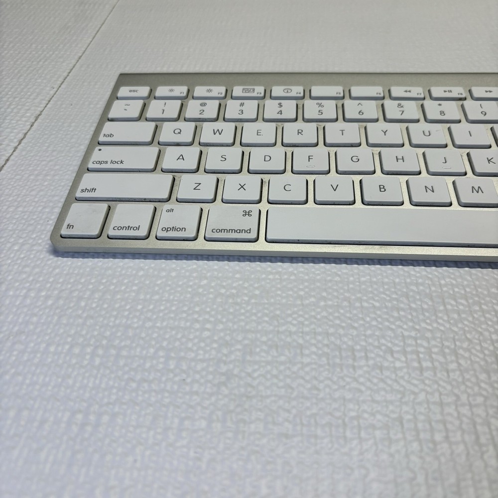 Apple A1314 Wireless Keyboard - Silver W White Keys