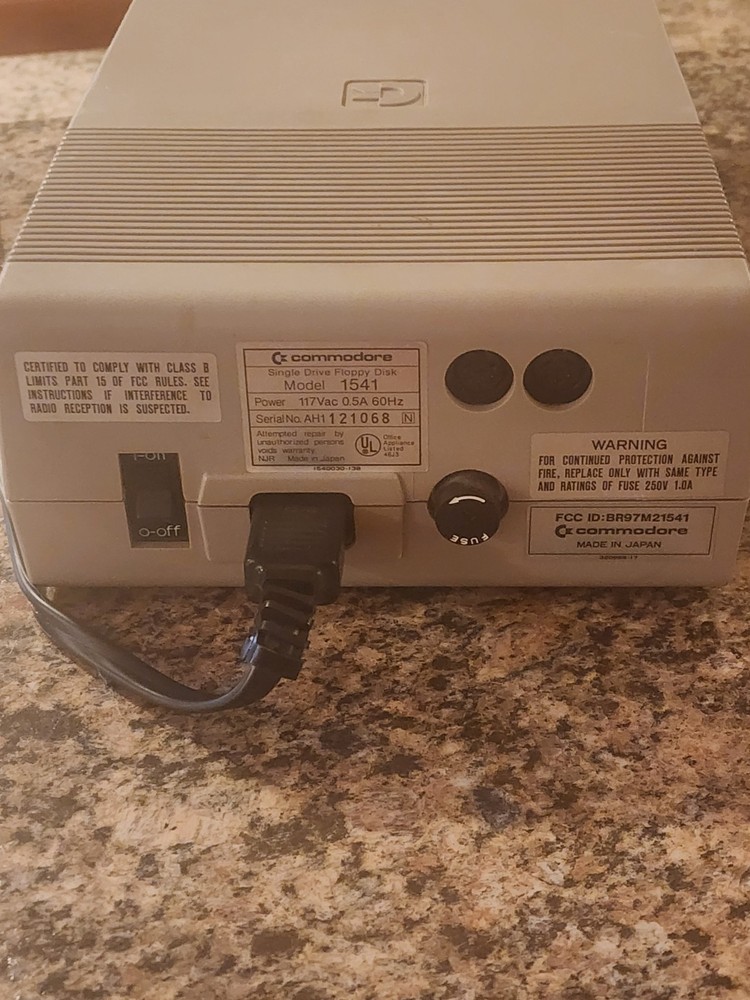 Commodore 64 5.25" Floppy Disk Drive VIC-1541 POWERS ON with cables