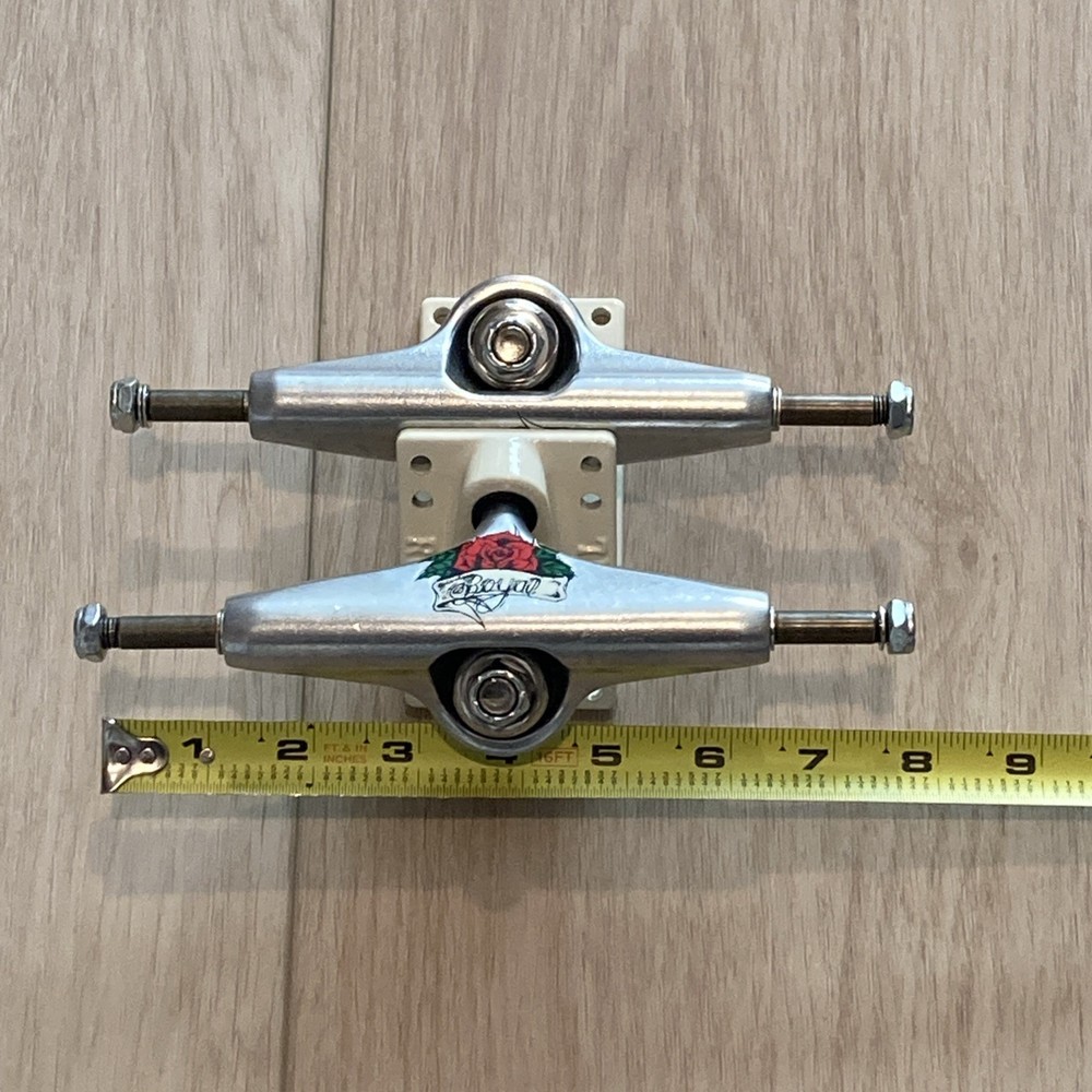Royal Skateboard Truck Off White Silver