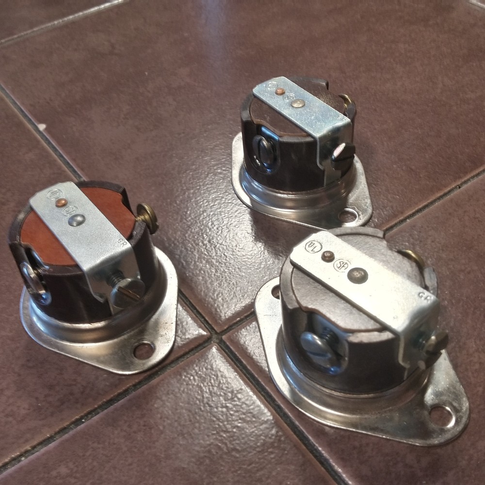 3 Hubbell 15A 125V Receptacle Connector