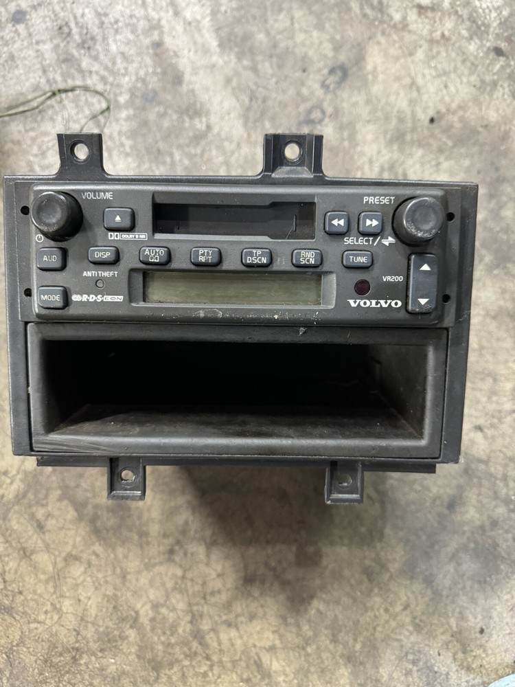 VOLVO DELPHI DELCO IN DASH CD PLAYER 20561220