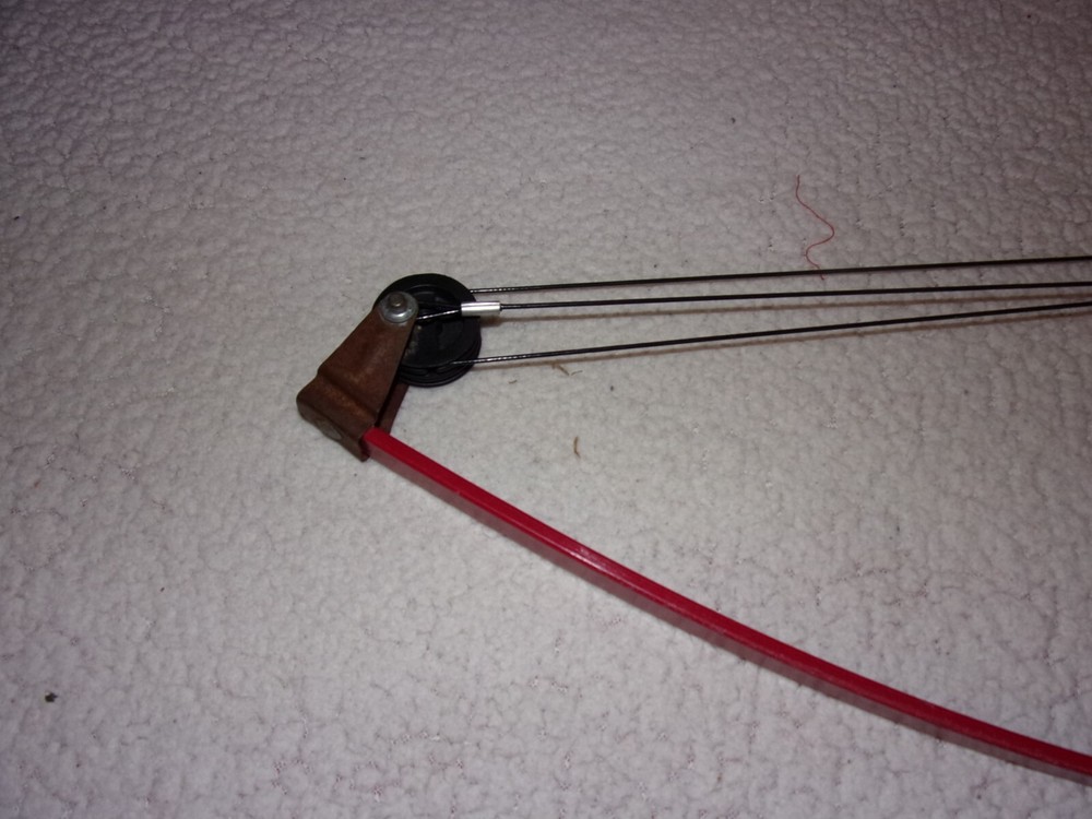 Red/Black Youth Compound Bow Needs repair