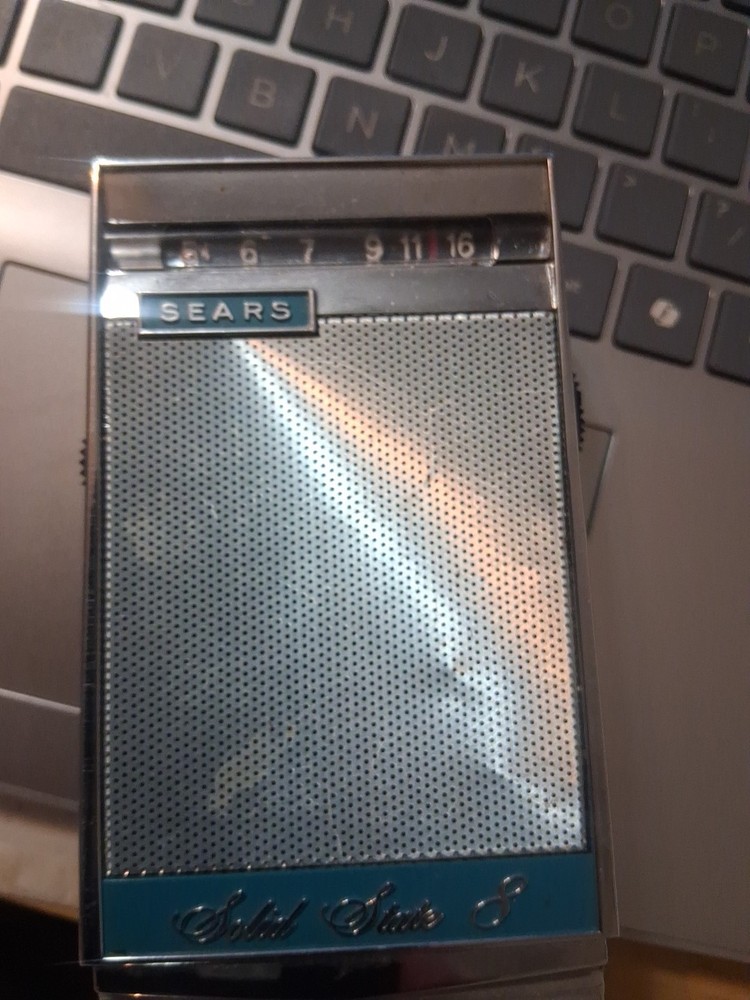 Vintage Sears Solid State 8 Transistor Radio Model 7208