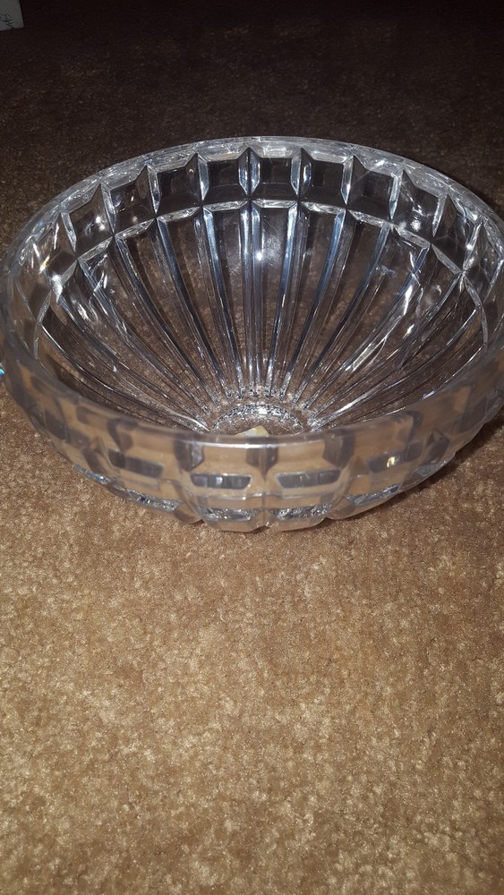 DISCONTINUED MIKASA REFLECTIONS PATTERN CRYSTAL 8" DIAMETER BOWL