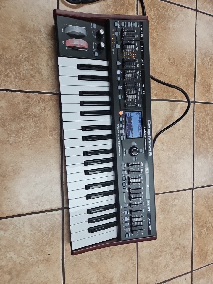 Behringer DEEPMIND6 Analog 6 Voice Polyphonic Synthesizer