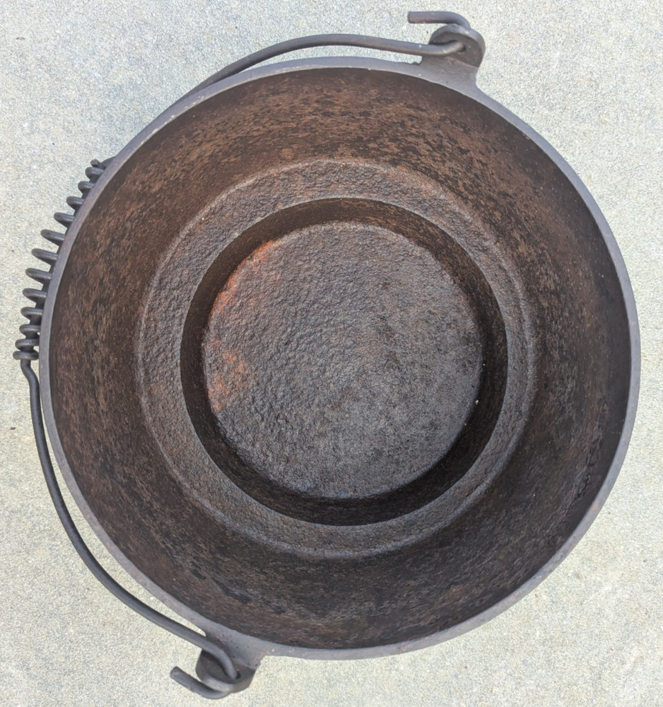 Cast Iron Gate Mark Eccentric Footed Offset Bottom Cowboy Pot Kettle Cauldron #8