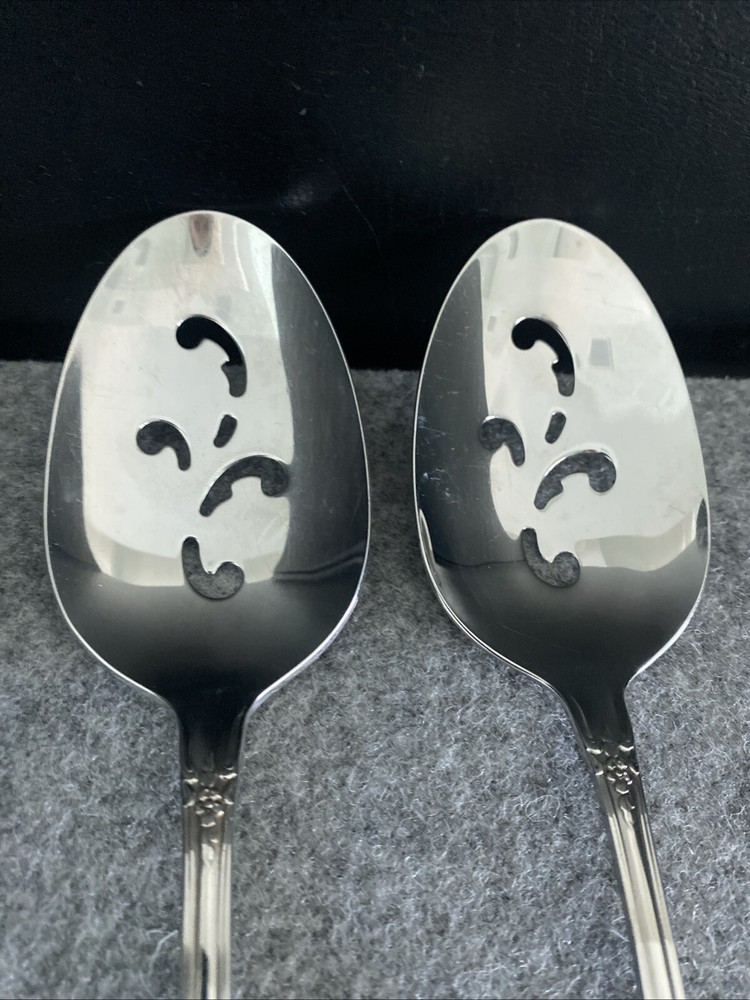 2 Oneida Distinction KENNETT SQUARE Stainless HH Pierced Serving Spoons Flatware