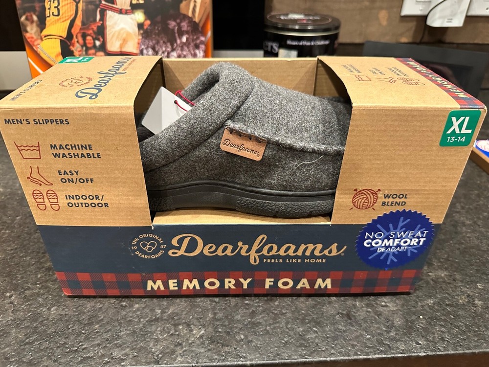 Deerforms Men' Slippers NIB Never Worn