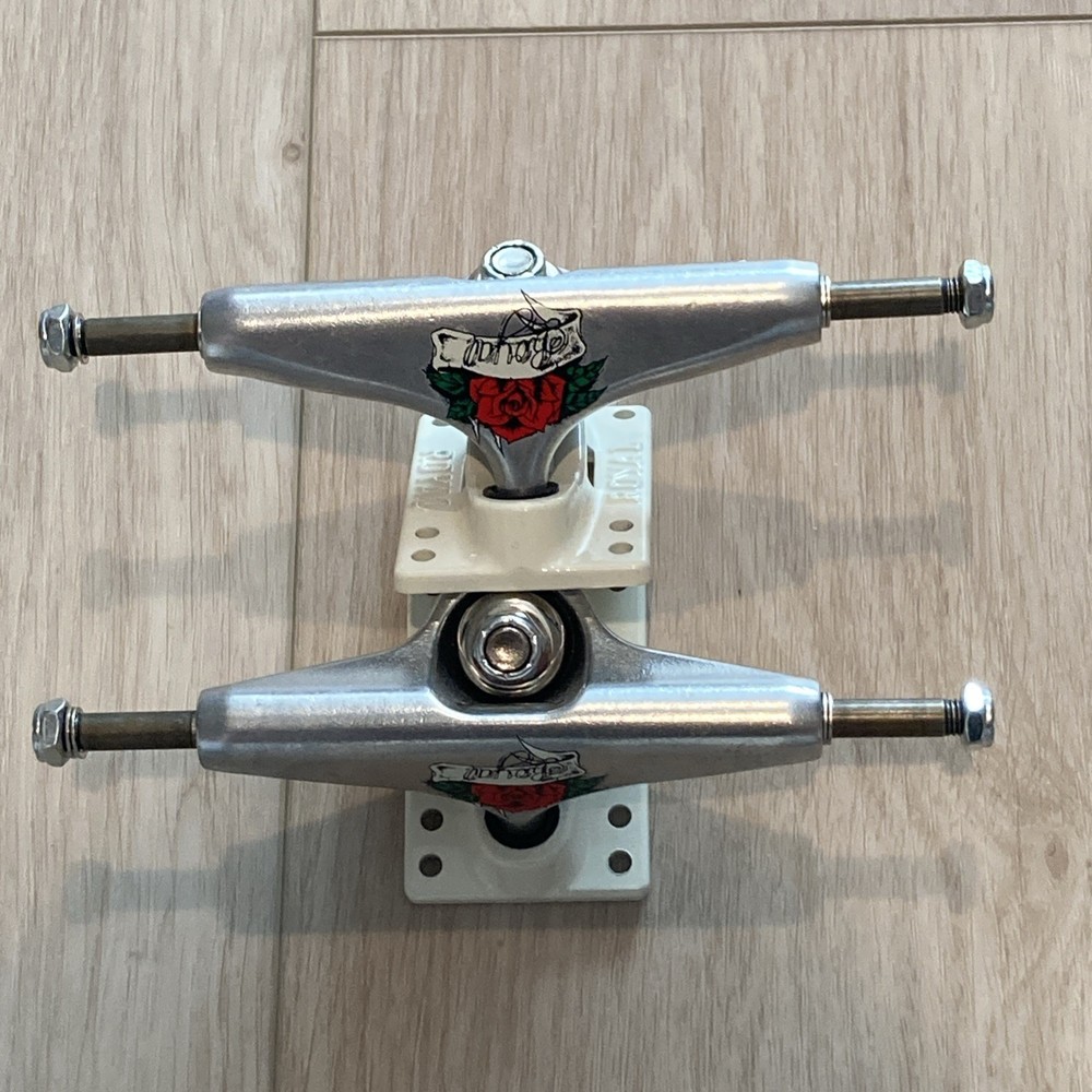 Royal Skateboard Truck Off White Silver