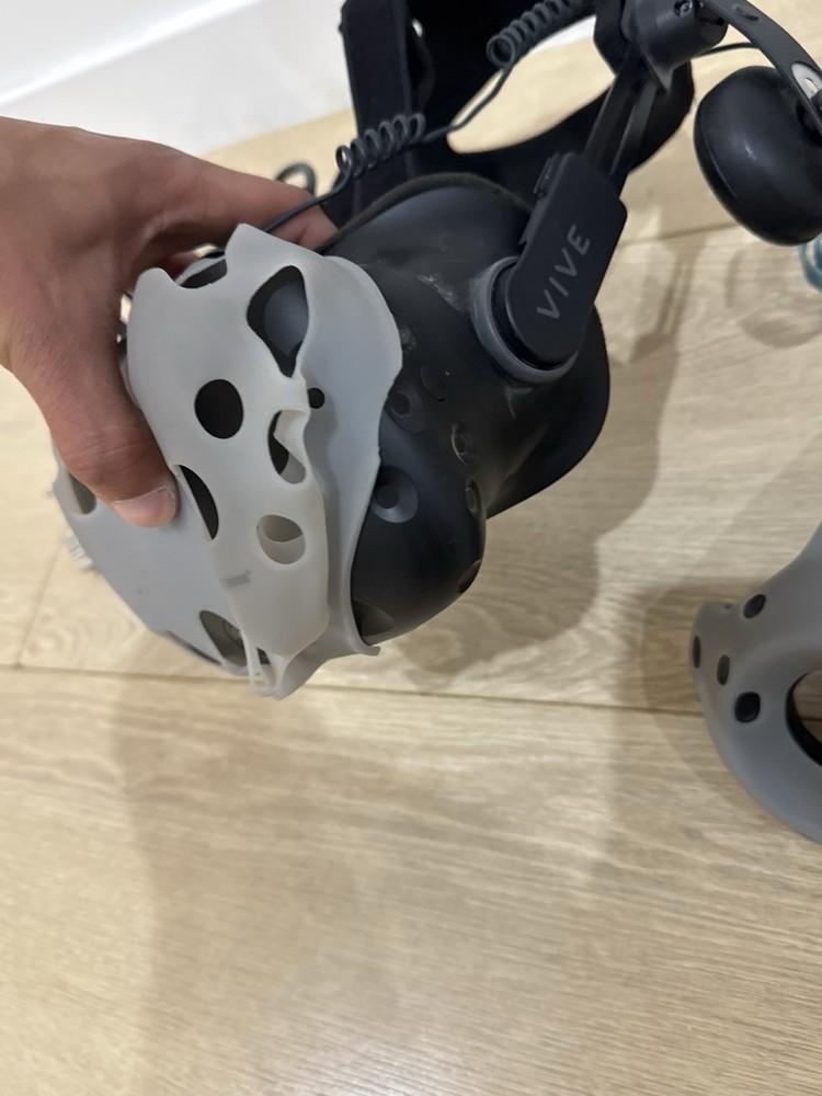 HTC Vive VR Headset Kit System Virtual Reality Remotes + More