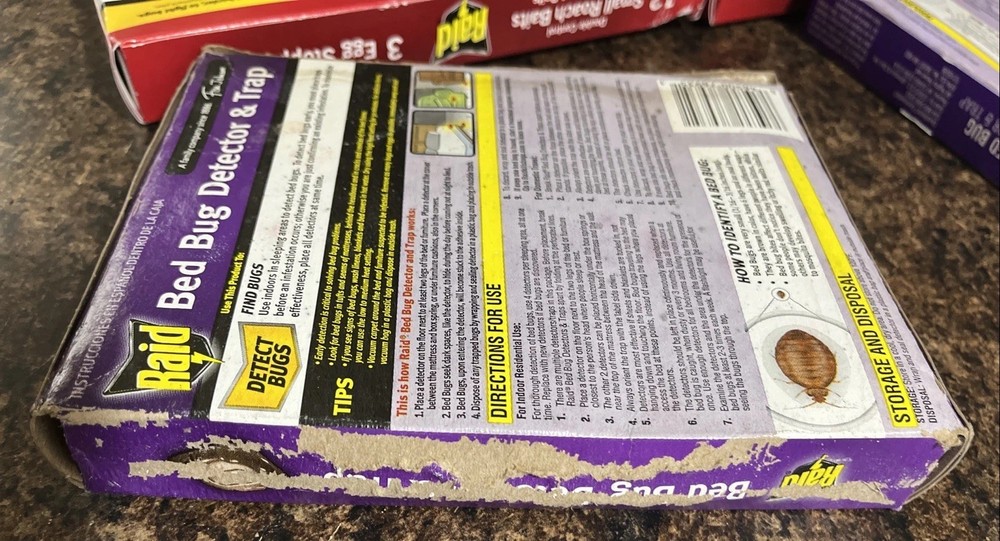 RAID Lot) 4 Small Roach Baits & 2 Raid Bed Bug Detector & Traps