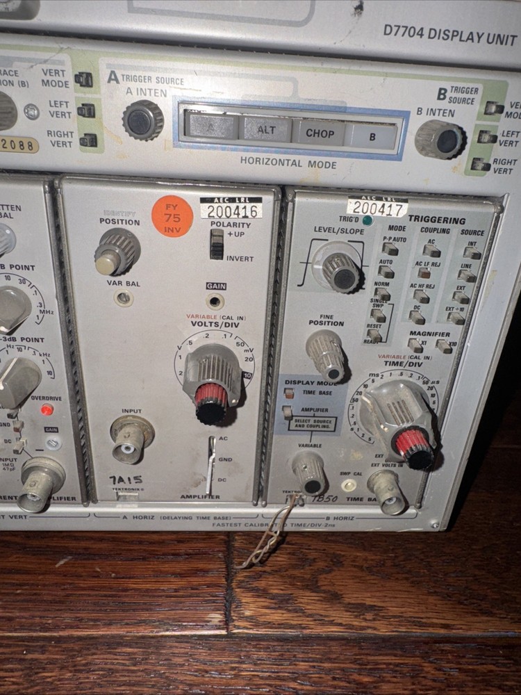 Tektronix 7704A Analog Oscilloscope System (powers On) Un-tested