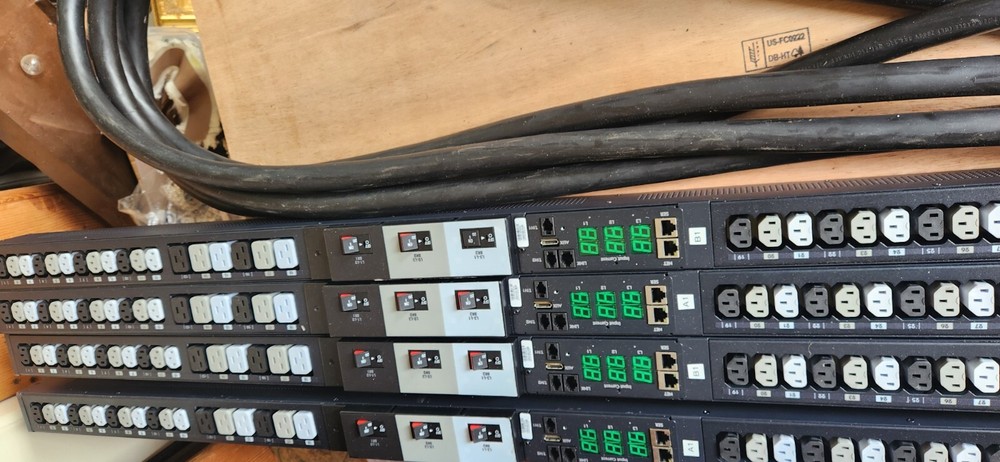 Server Technology PRO2 HDOT Monitored Rack-Mount PDU - 36 Outlet