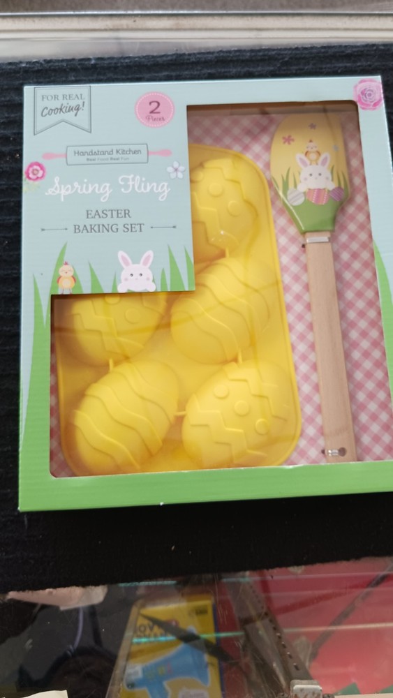 Handstand Kitchen Spring Fling 2 Piece Easter Baking Set with Flexible Baking...