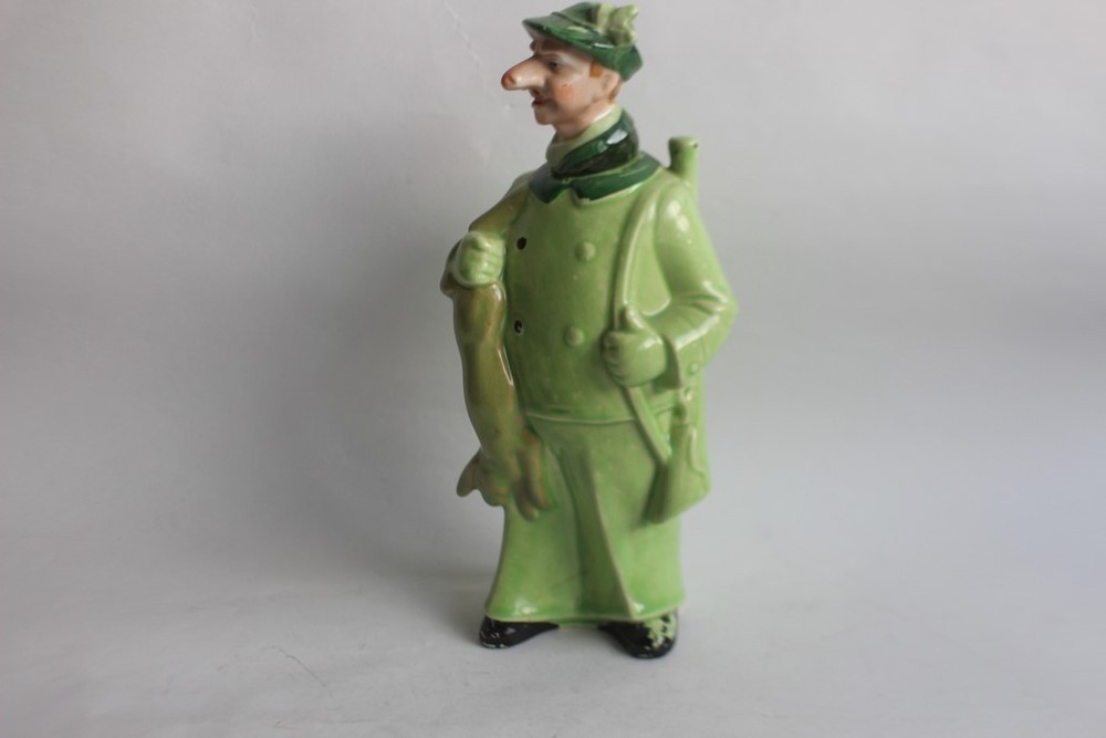 Anthropomorphic porcelain hunter bottle (35518)