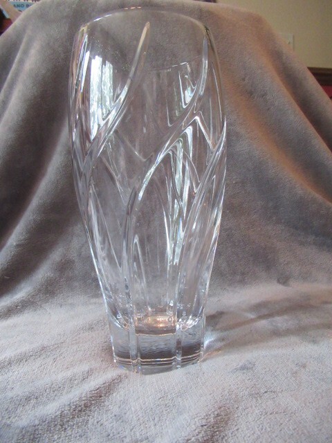 Tall crystal vase w/ swirles