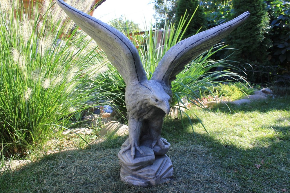 Polyurethane flexible mold with a plastic frame An eagle with outstretched wings
