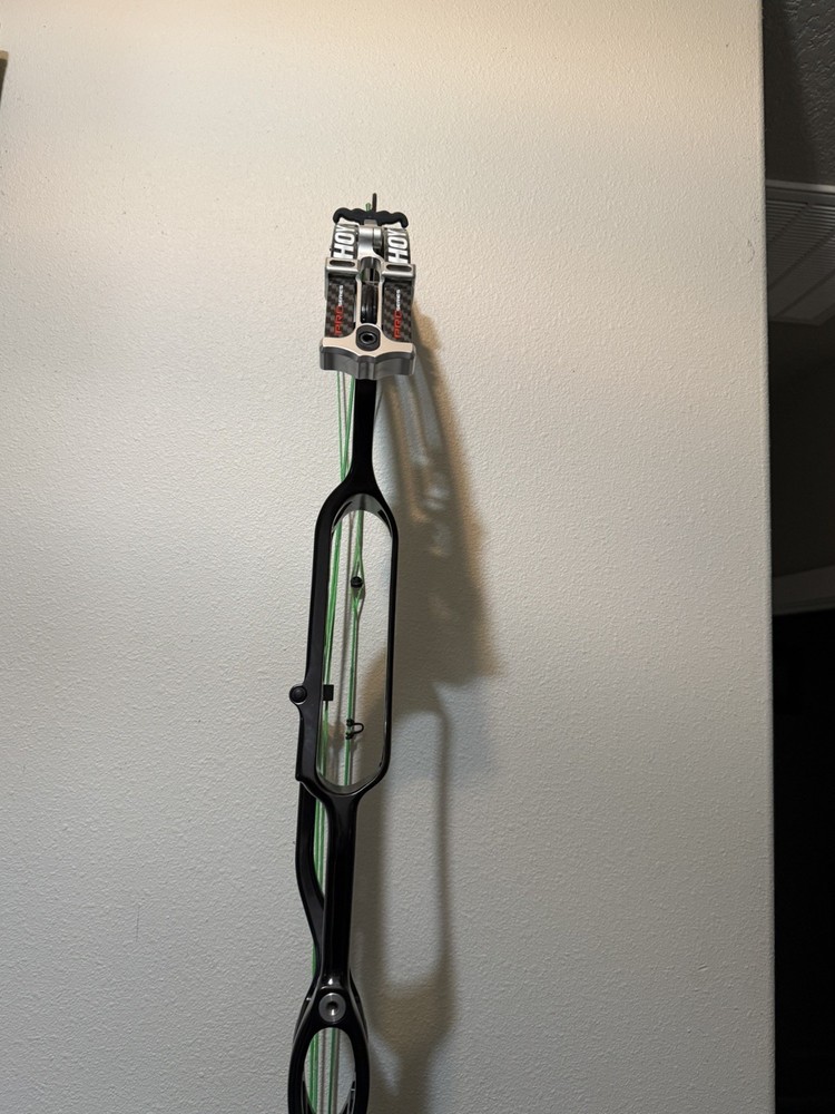 Hoyt Pro Comp Elite XL black Right Hand Compound target bow.