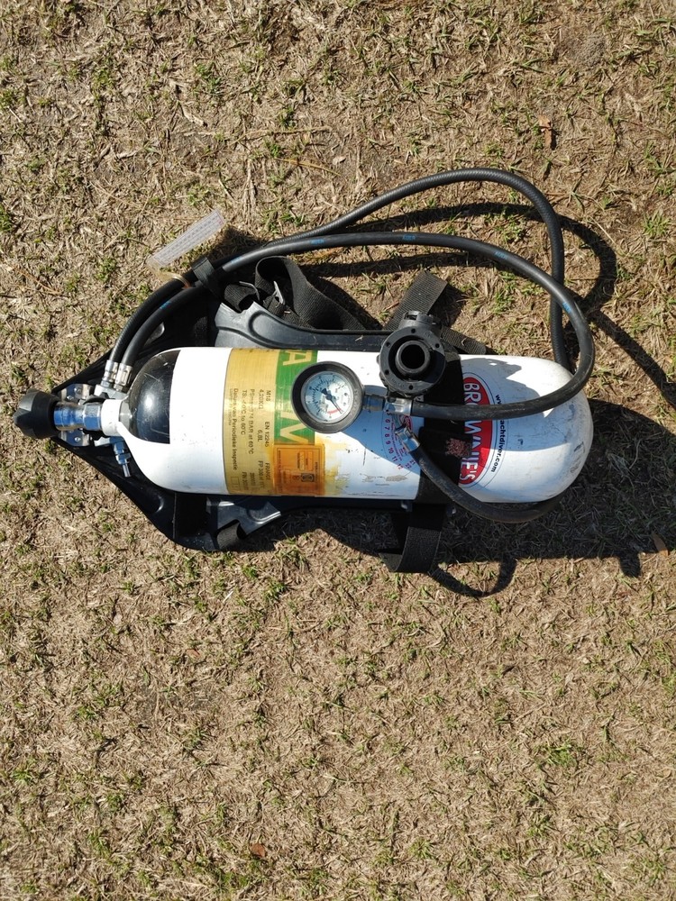 scuba diving oxygen tanks