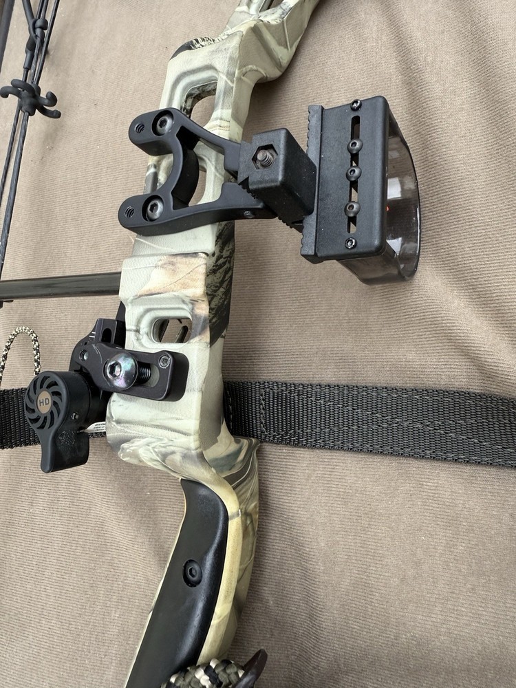 Bowtech Diamond Razor Edge Compound Bow - 60 Pounds RH. With Soft Case +