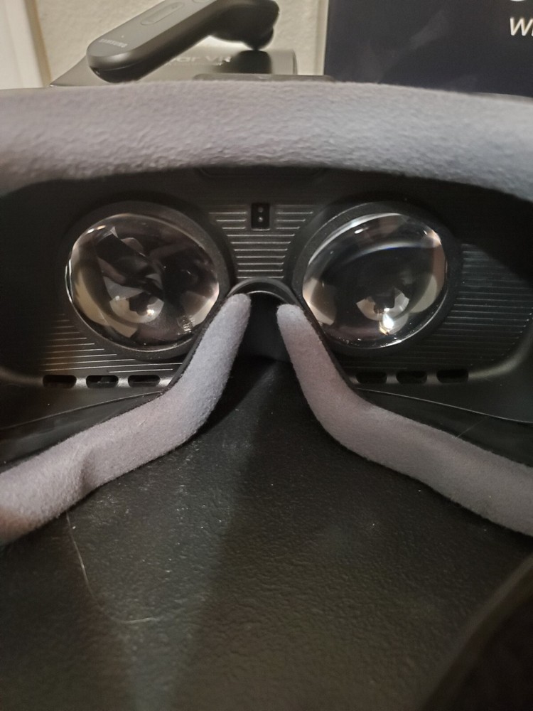 Samsung Gear VR Powered By Oculus Virtual Headset Controller Model SM-R324