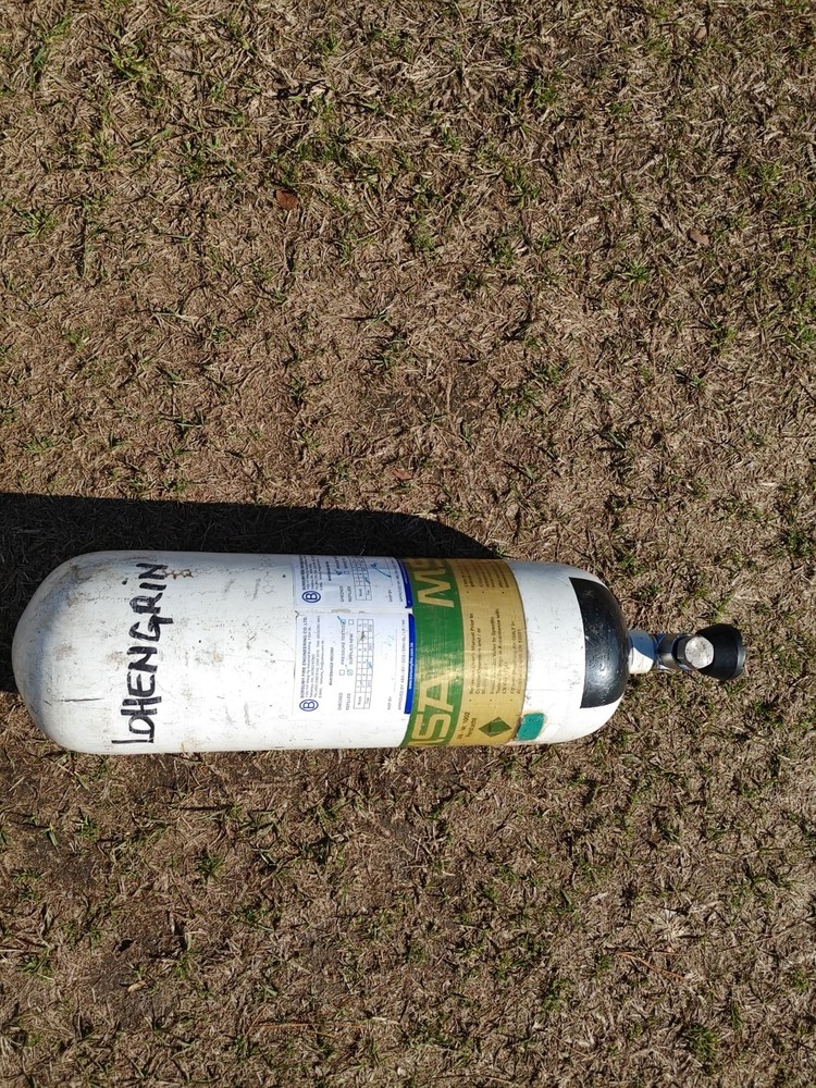 scuba diving oxygen tanks