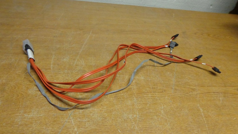 Controller CBL-00079-01-A-R Rev A. Connector Cable SAS Raid to SATA