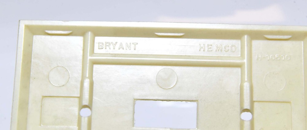 VINTAGE BRYANT IVORY BAKELITE / PLASTIC SINGLE TOGGLE LIGHT SWITCH PLATE NOS