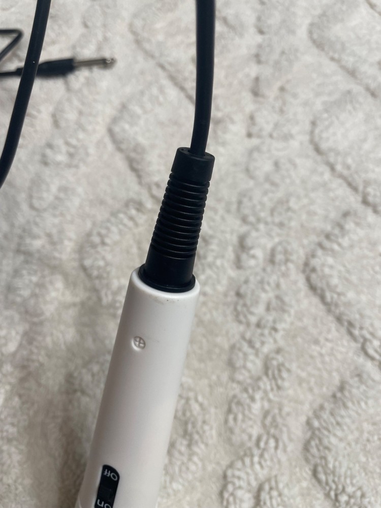 Wired Handheld Microphone 3.5mm Plug White – Karaoke Toy Basic Audio