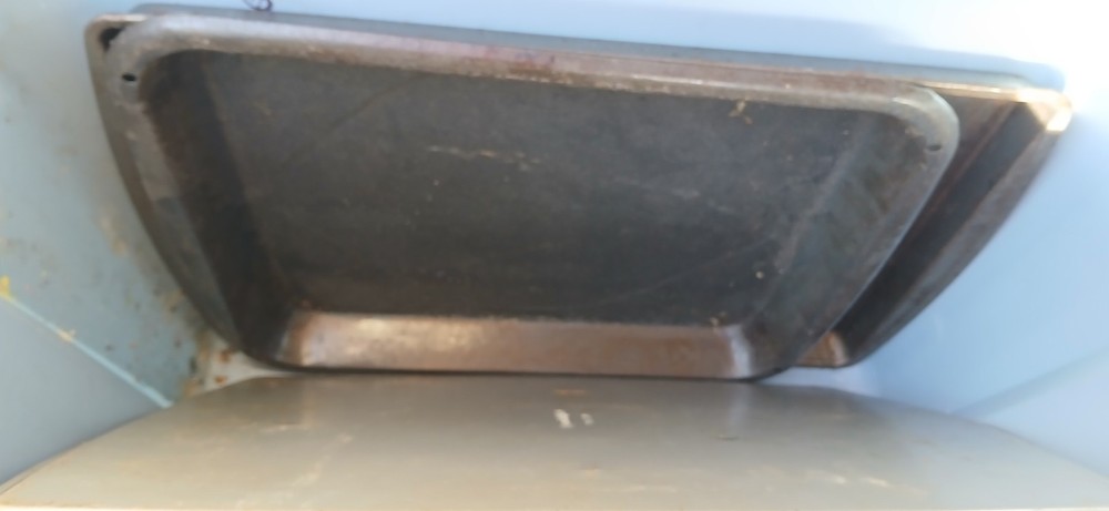 Kitchen Pans Strainer And 2 Bowls