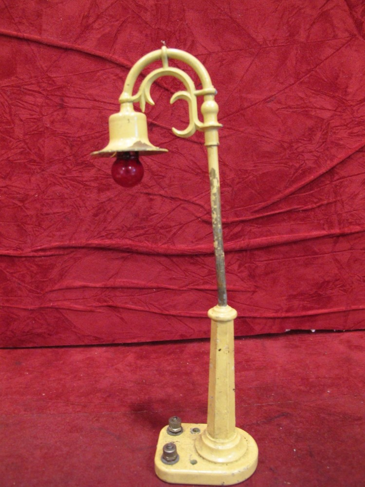 LIONEL YELLOW Lamp Post #58~working.