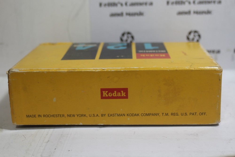 Kodak Instamatic 124 Color film camera + box + flash cubes for display untested
