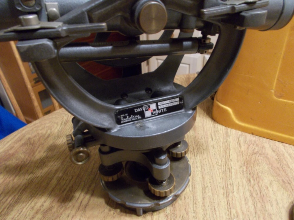 DAVID WHITE INSTRUMENTS TRANSIT MODEL 8300 WITH CASE