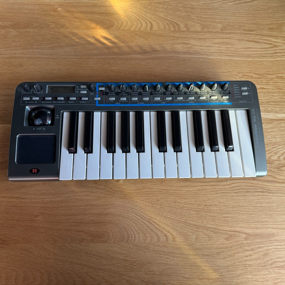 Novation Xio 25 Virtual Analog Synthesizer Controller Keyboard XioSynth 25