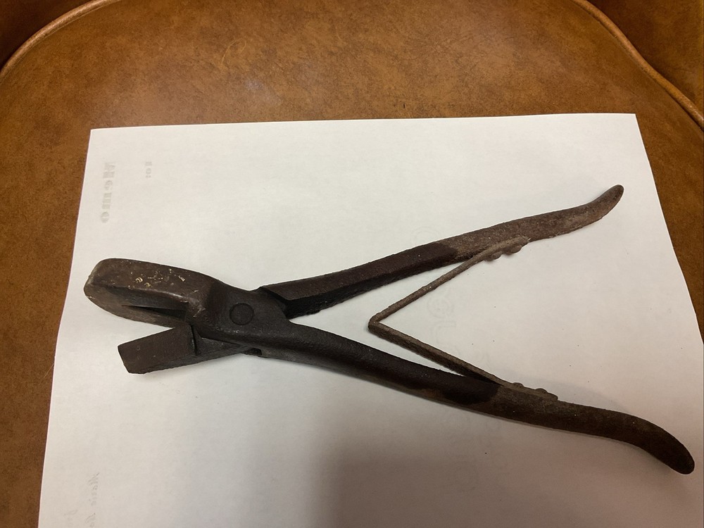 Vintage Cattle Ear Notcher. Good , Rusty. Works.