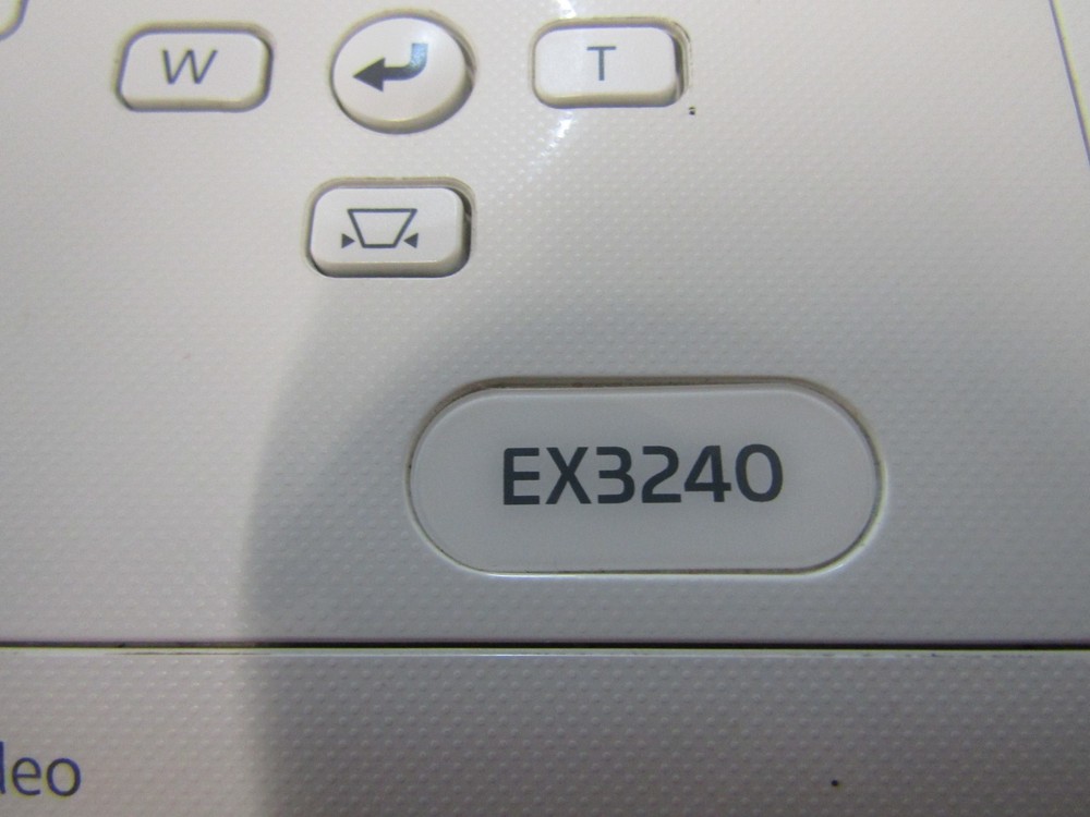 Epson H719A (EX3240) LCD Projector w/ remote - Tested Working