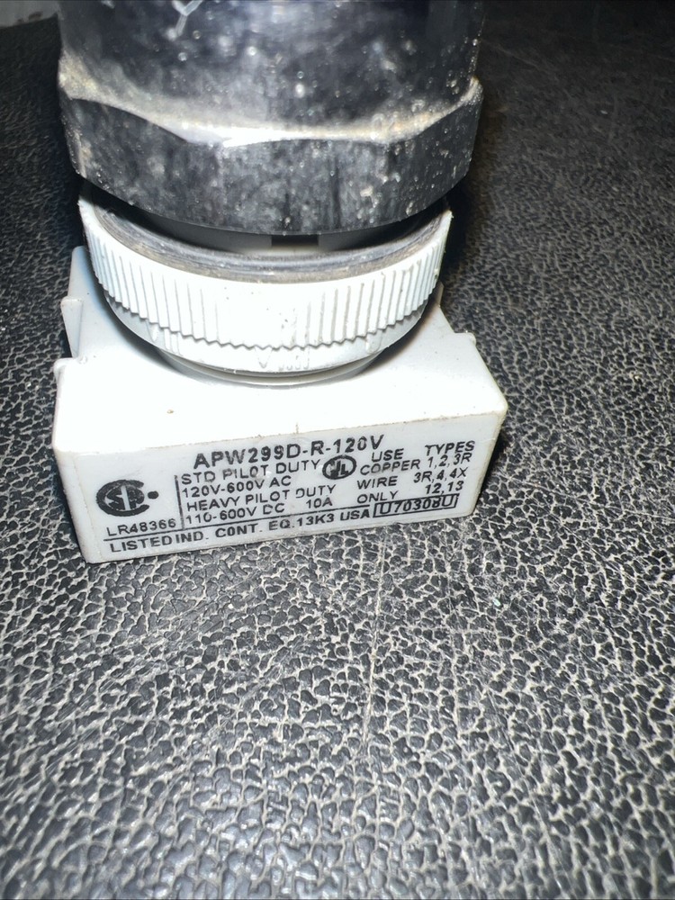 IDEC APW299D-R-120V Red Pilot Light