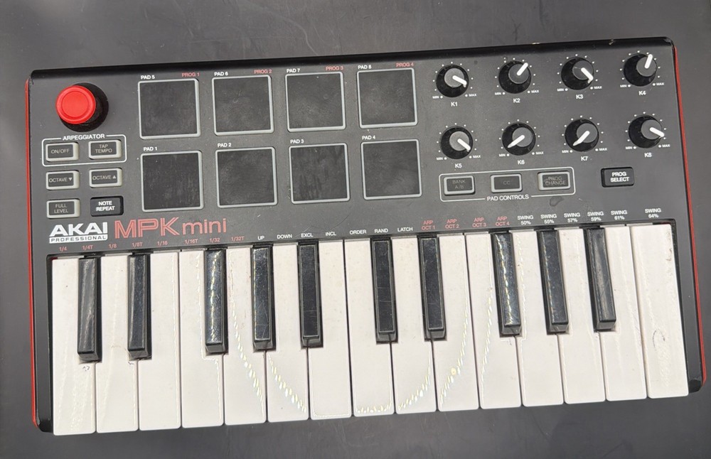Akai 1.75 in Keyboard Controller Untested