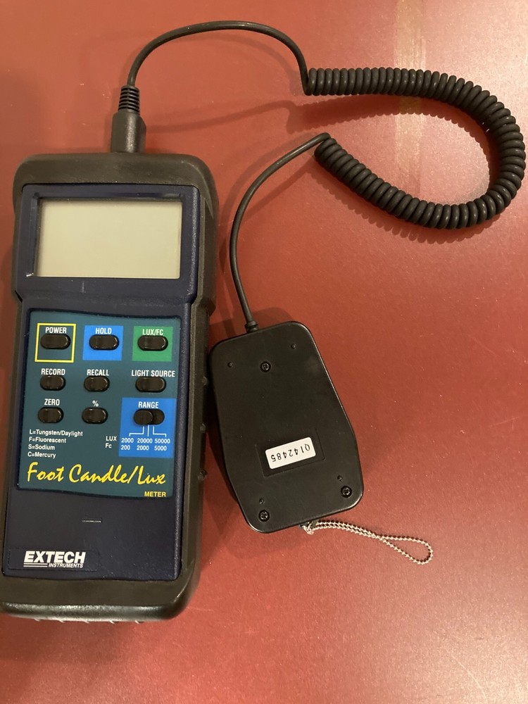 EXTECH LIGHT METER - 3 RANGES, 2 UNITS OF MEASURE, 4 SOURCE TYPES