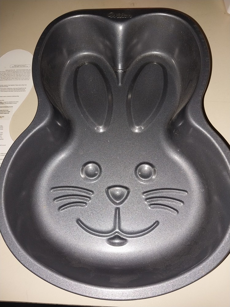 wilton pan bunny cake pan Used