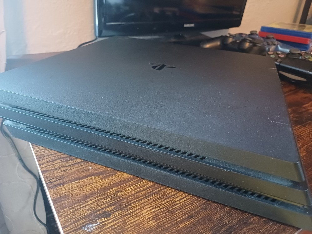 Ps4 Pro 1 Tb with 4 controllers and 11 games firmware bundle
