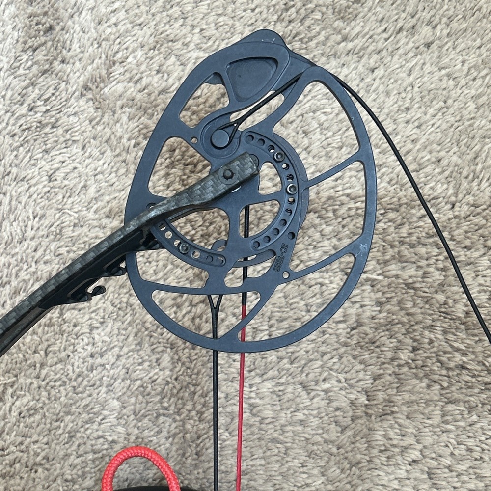 BlackOut Epic Compound Bow RH – Trophy Ridge Sight – Needs String / Repair As-is