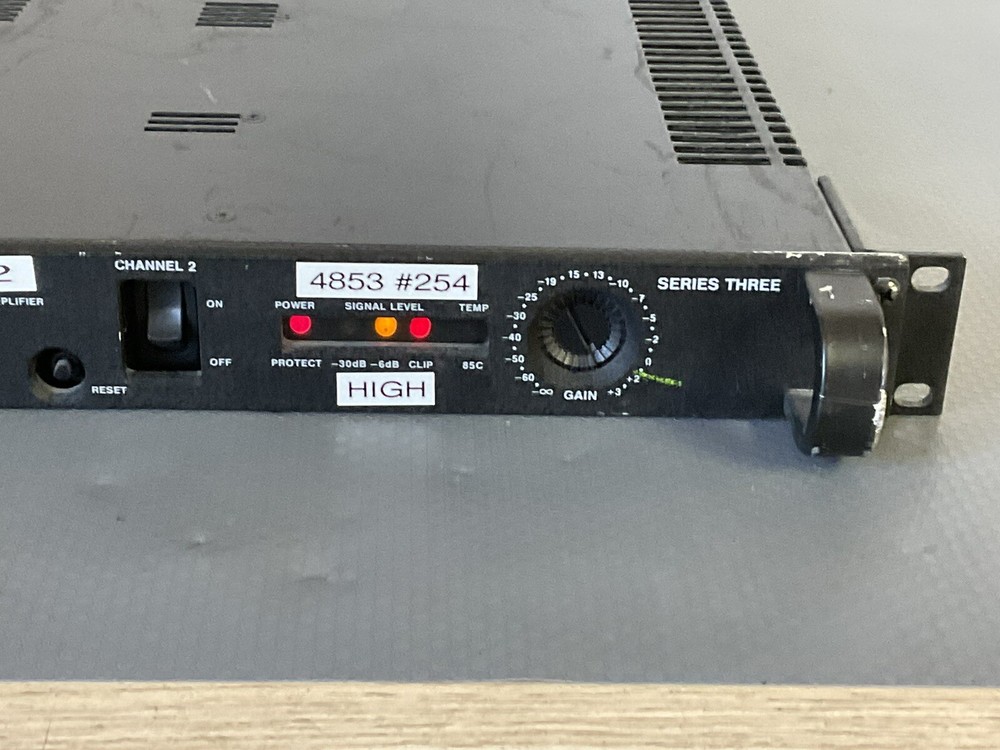 QSC 3200 Series Three 2-Channel Power Amplifier/ Powers On / GAR889