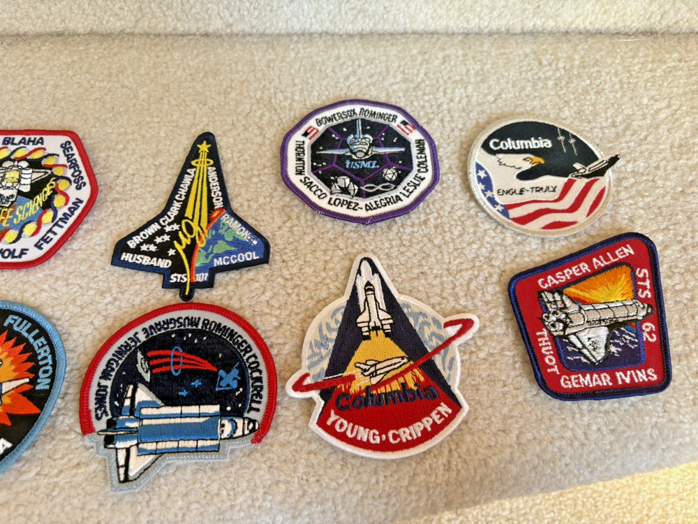 NASA Kennedy Space Center 10 Souvenir Space Emblems Challenger ShuttlePatch Book