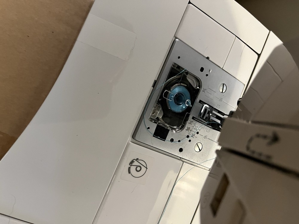 Singer Quantum Futura CE-200 Computerized Sewing/Embroidery Machine New Open Box